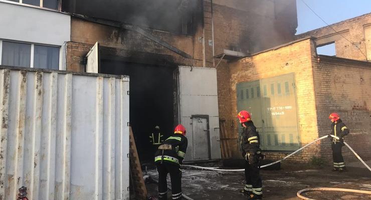 В Черкассах загорелся завод по производству матрасов