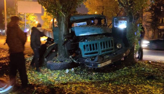 В Харькове грузовик, убегая с места ДТП, устроил еще две аварии