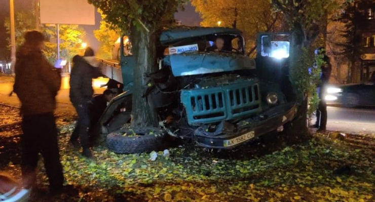 В Харькове грузовик, убегая с места ДТП, устроил еще две аварии