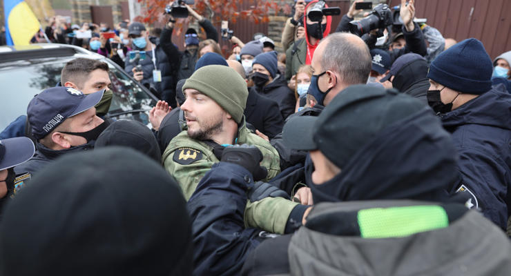Возле дома главы КСУ стычки активистов с полицией