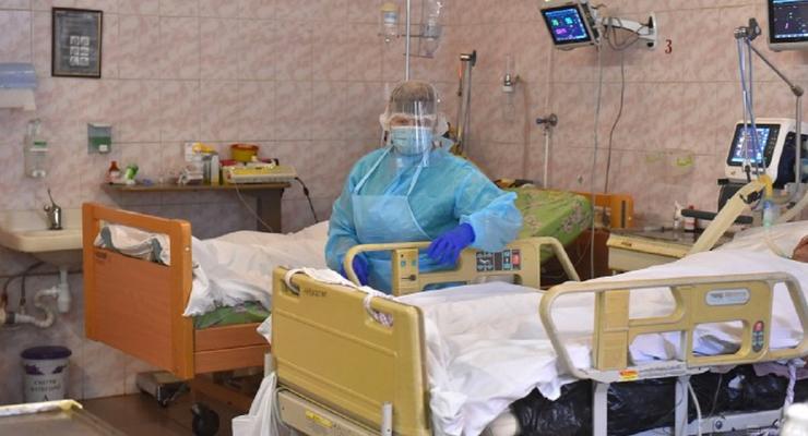 Под Полтавой COVID-пациента переносили на руках: Видео
