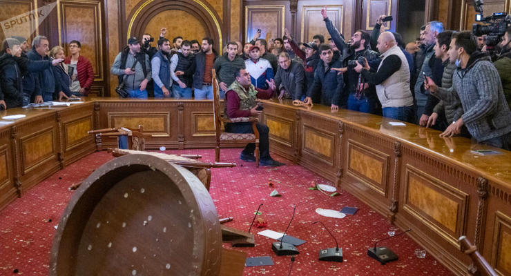 В Армении протестующие захватили трибуну парламента