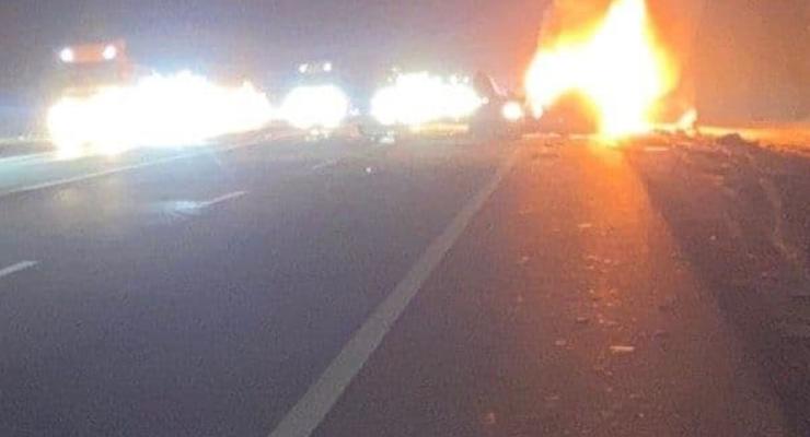На Одесской трассе столкнулись два автомобиля и загорелись, двое погибших