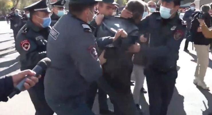 В Ереване задерживают протестующих оппозиционеров