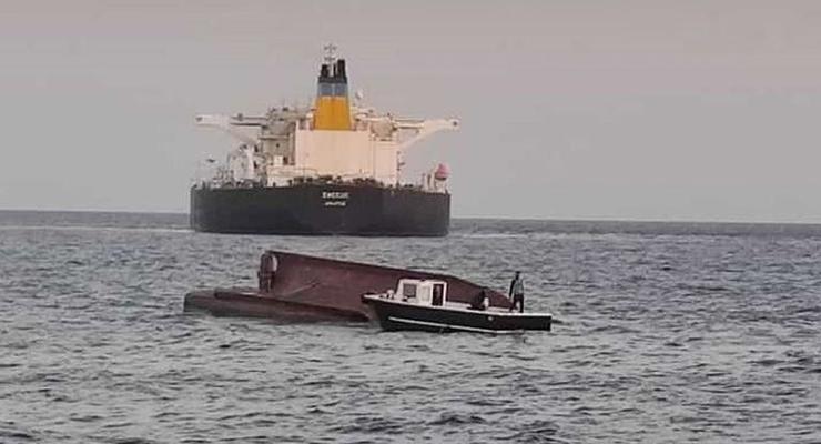 У берегов Турции танкер протаранил рыбацкое судно