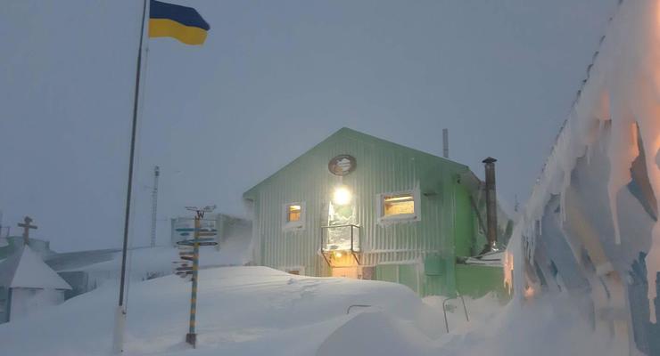 Украинскую антарктическую станцию замело снегом