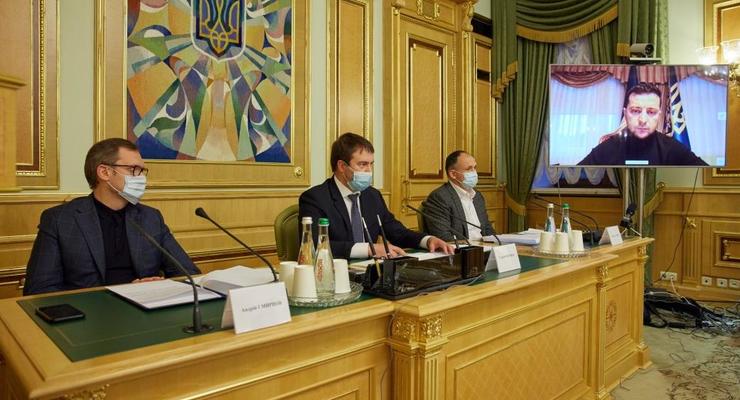 Зеленский обсудил выход из кризиса с КСУ
