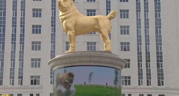 В Туркмении установили золотой памятник алабаю