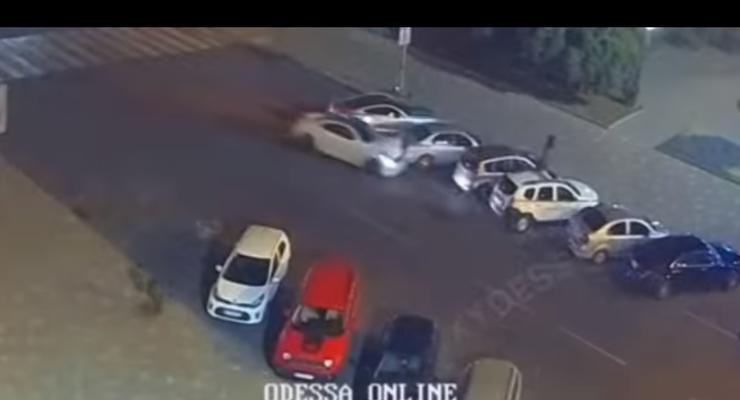 Показано видео, как в Одессе лихач снес машины на парковке