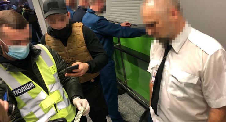 Смена таможенников аэропорта "Борисполь" уличена во взятках
