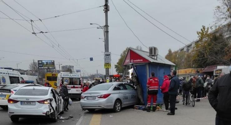 В Киеве автомобиль врезался в остановку, есть жертвы