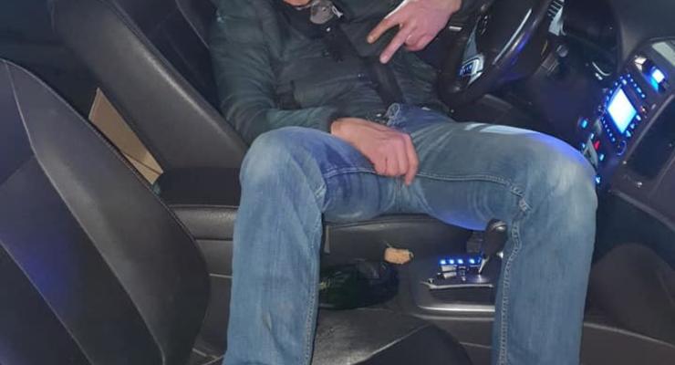 В Ровно пьяный водитель после ДТП притворился спящим
