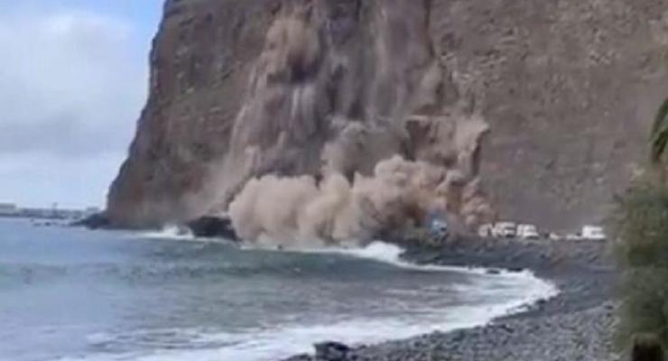 Обрушение скалы в океан на Канарах попало на видео