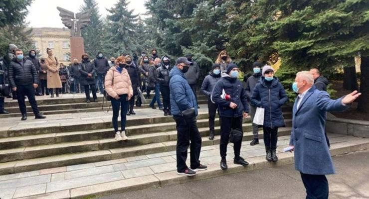 Против карантина выходного дня протестуют в Ровно и Виннице