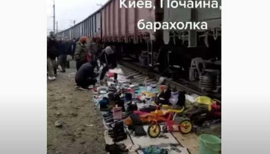 Как в Индии: Киевляне развернули опасную торговлю на железной дороге