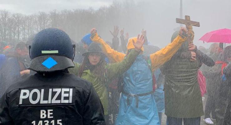 В Берлине против протестующих применили водометы