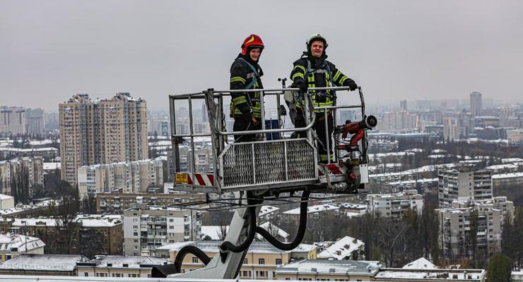 В Киеве пожарные провели учения в многоэтажке