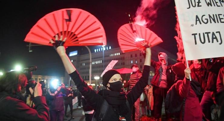 В Варшаве к протестующим применили газ и дубинки