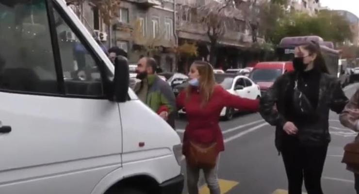 В Ереване автомобиль разорвал цепь протестующих