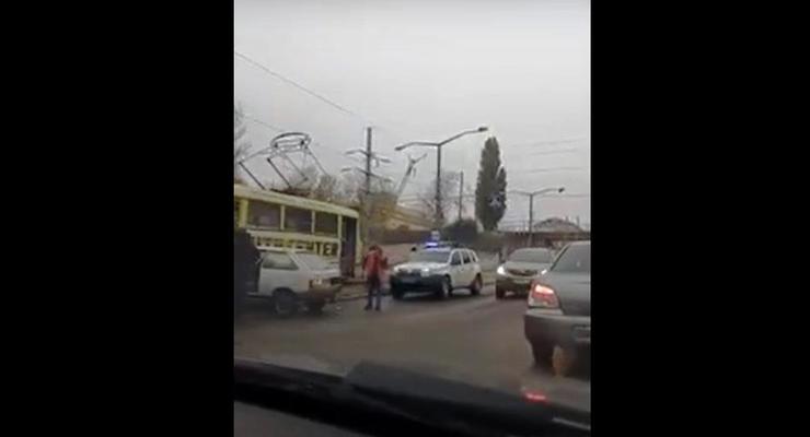 В Одессе водитель сбил на переходе девушку и влетел в трамвай