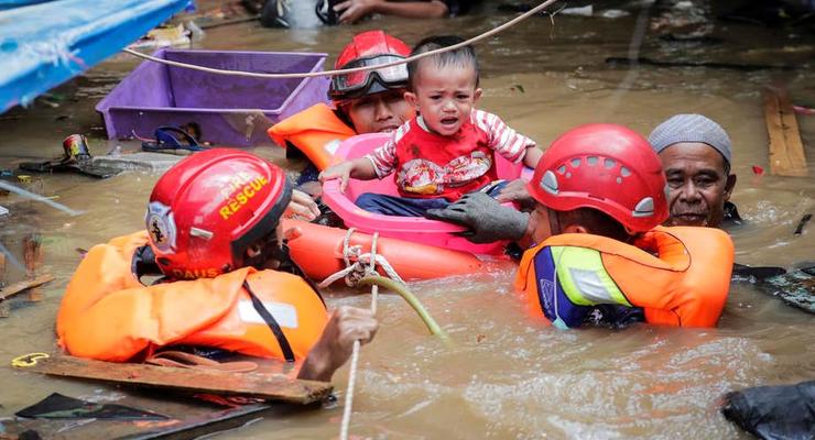 В Индонезии тысячи людей остались без жилья из-за паводков