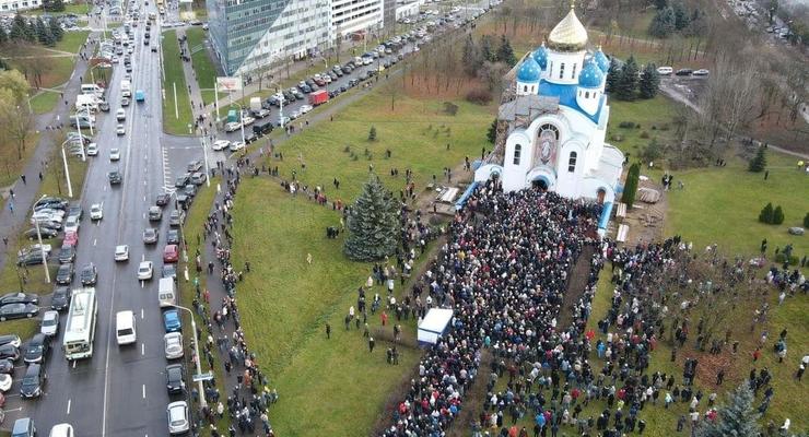 В Минске тысячи людей прощаются с Бондаренко