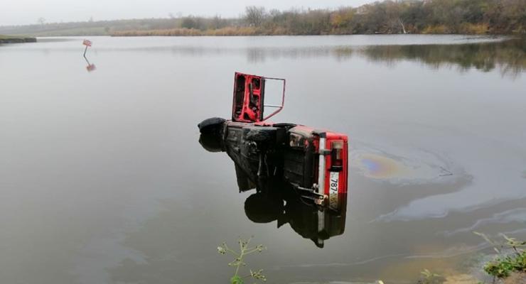 На фото показали, как на Кировоградщине автомобиль влетел в пруд