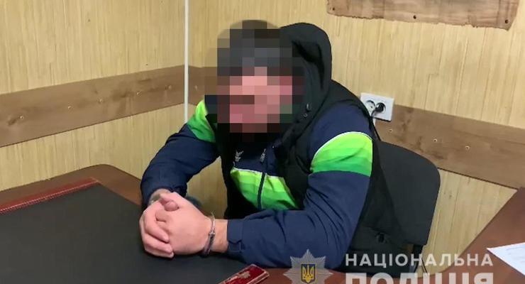 В Одессе пьяная компания избила полицейского и отобрала пистолет