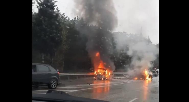 В Крыму после лобового столкновения загорелись два авто, есть жертва