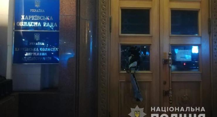 В Харькове парень разбил двери ОГА, чтобы привлечь внимание