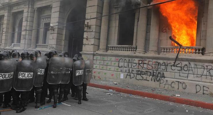 В Гватемале участники антиправительственной акции подожгли парламент