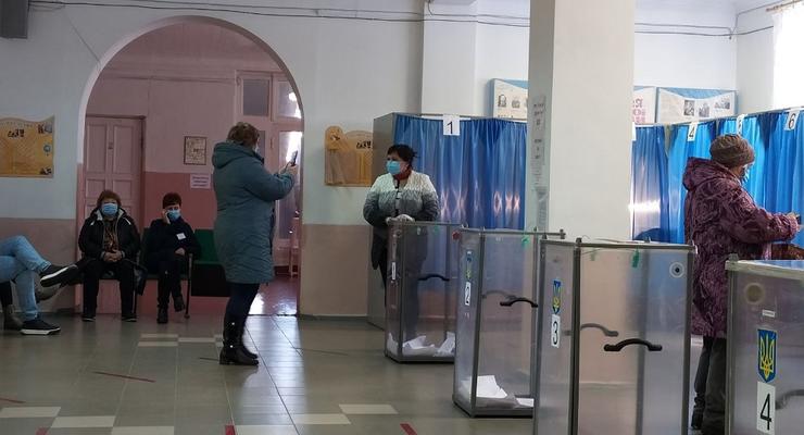 В Славянске избиратели фотографируются возле урн ради iPhone 12