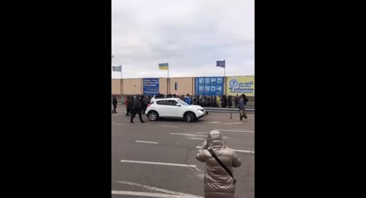 В Одессе работники "7 километра" из-за карантина перекрыли трассу