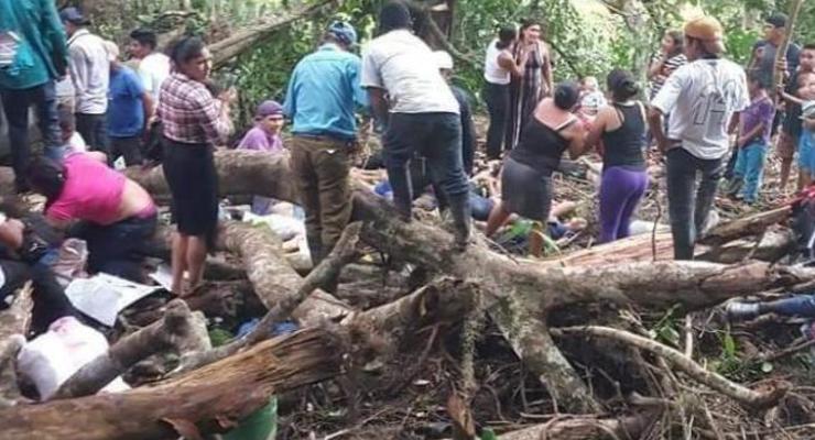 В Никарагуа грузовик перевернулся в овраг: 17 жертв