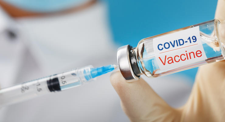 Эффект от COVID-вакцины длится не меньше года – врач