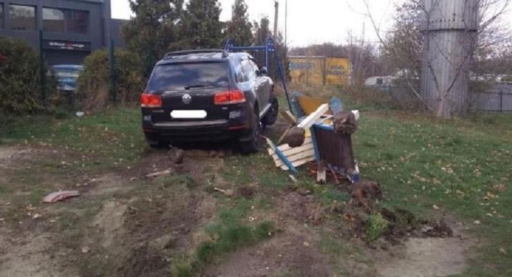 Во Львове полицейский разбил три авто и въехал на детскую площадку