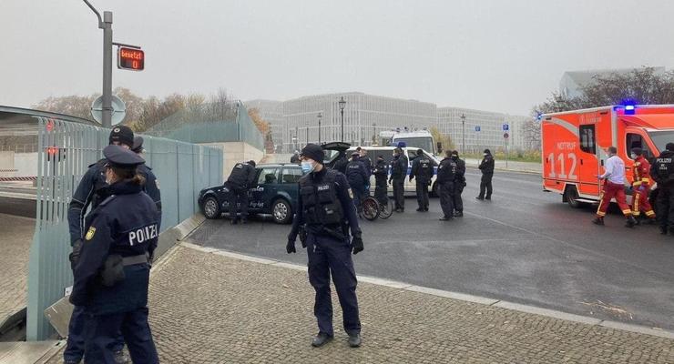В Берлине авто врезалось в ворота офиса Меркель