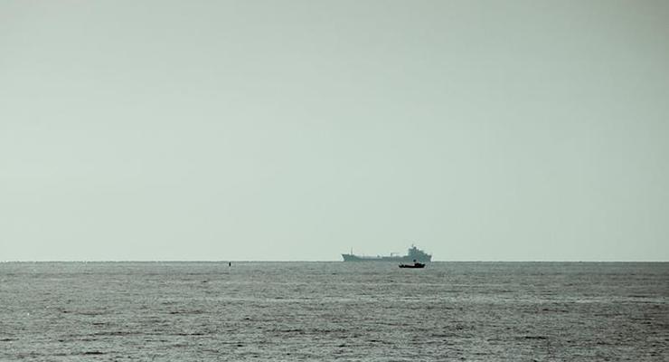 В Красном море подорвался на мине нефтяной танкер