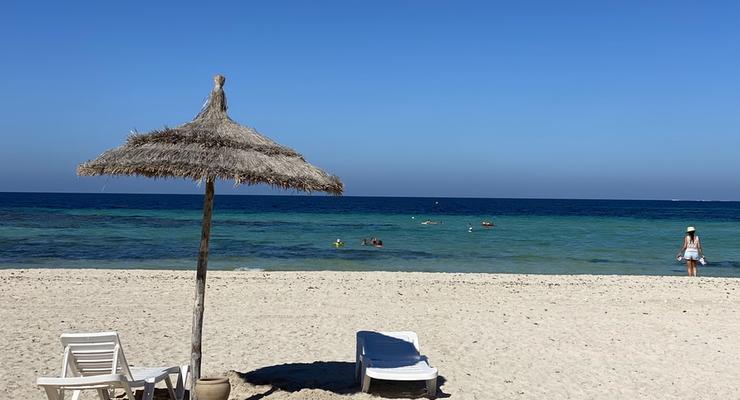 Власти Туниса отменили обязательный карантин для организованных туристов