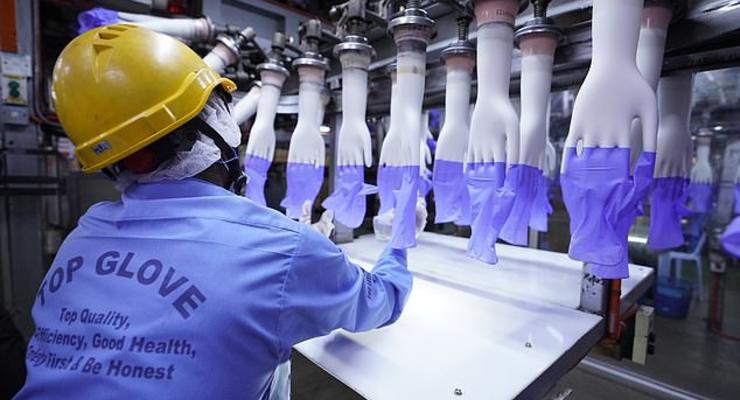Самый крупный изготовитель медицинских перчаток закрыл половину заводов