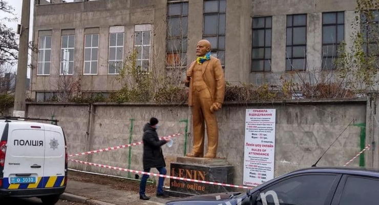 В Киеве у метро поставили памятник Ленину и просили деньги за фото