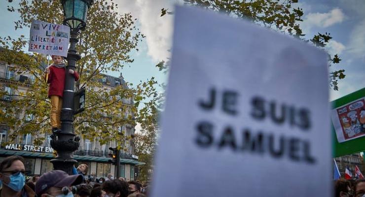 Во Франции четырех школьников обвинили по делу об убийстве учителя