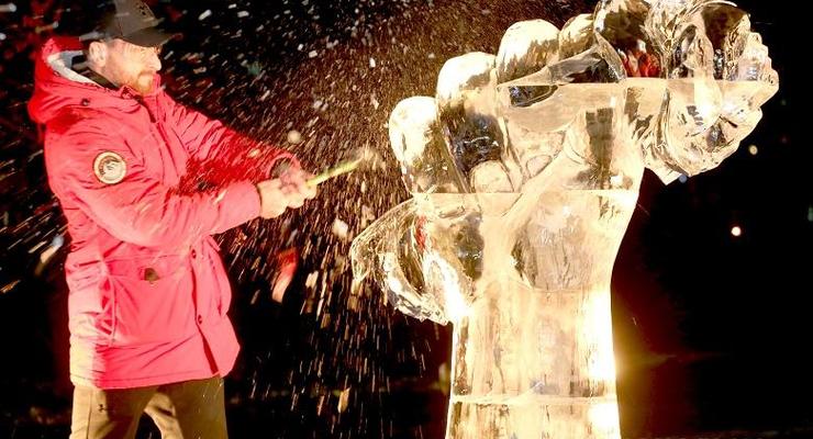 Участники акции против насилия разгромили ледяную скульптуру