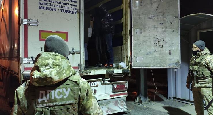 В порту под Одессой задержали 13 нелегальных мигрантов