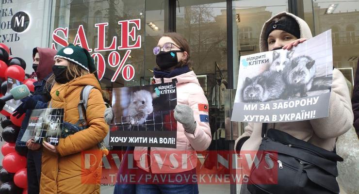 В Киеве активисты в черную пятницу устроили антимеховый протест