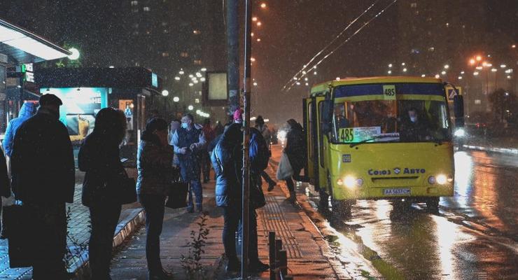 Зажало дверью: В Киеве водитель автобуса сломал пассажиру ногу