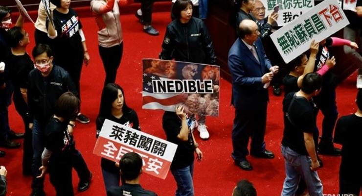 На Тайване депутаты закидали премьера требухой
