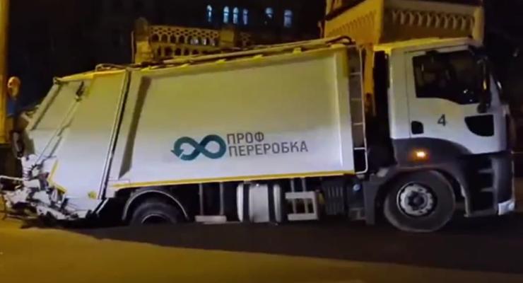 В Киеве мусоровоз провалился под асфальт
