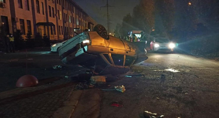 В Харькове авто слетело с моста и перевернулось