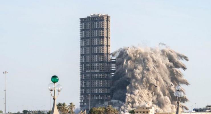 В ОАЭ сразу взорвали четыре небоскреба